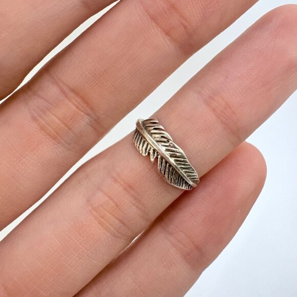 VTG Solid Sterling Silver 925 Feather Design Textured Band Ring Size 4.25 - Picture 7 of 10